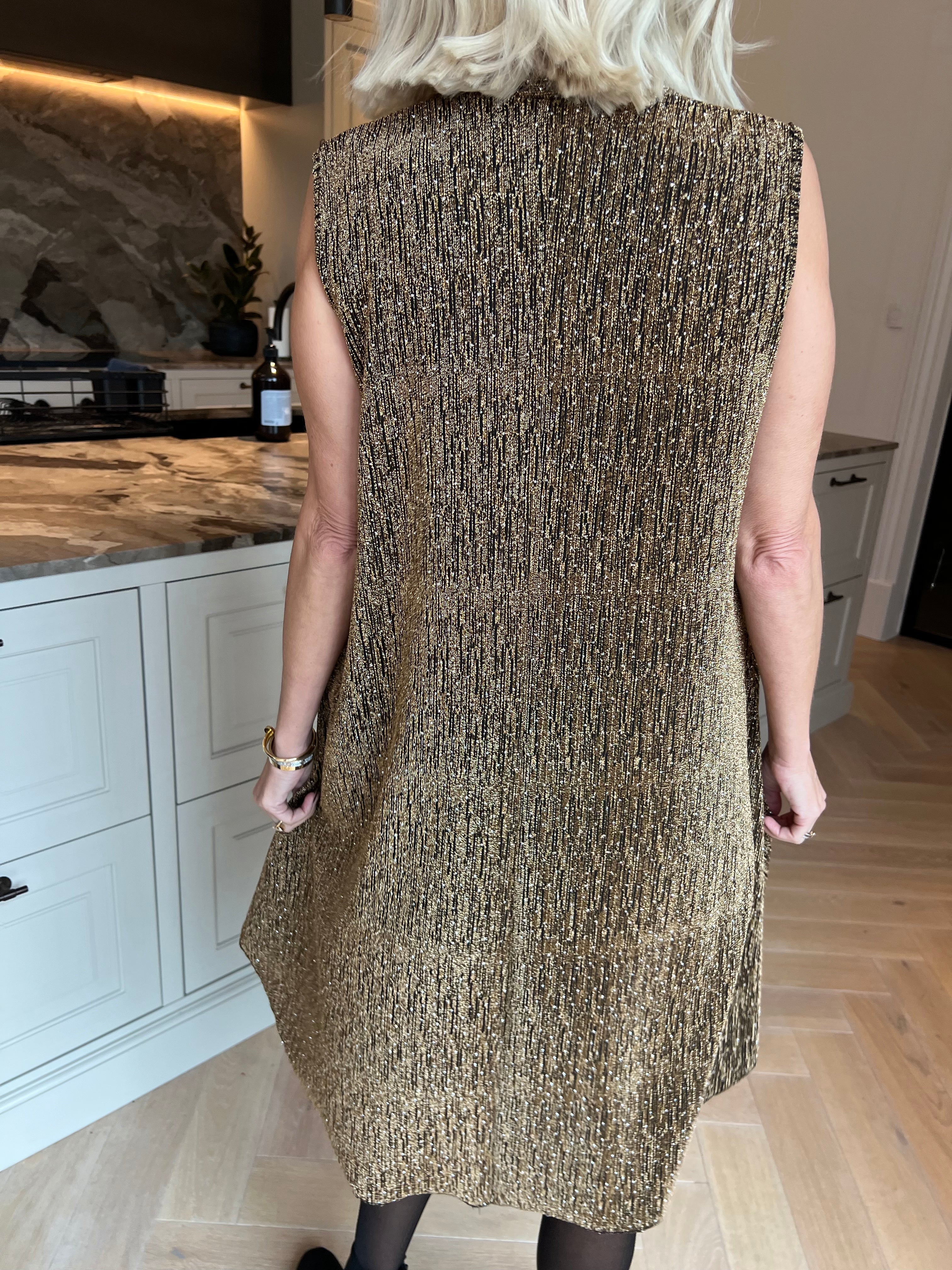 Bibbiana - Stretchig klänning med glittrande glittertrådar, fina strass och en V-ringning